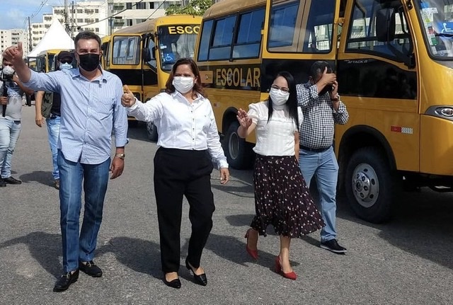 Em Ipojuca, Ricardo Teobaldo entrega ônibus escolares