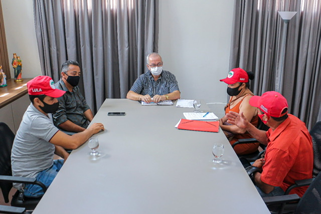 Prefeito de Gravatá recebe representantes do MST