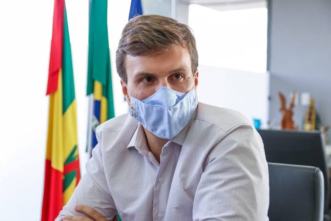 Miguel cobra vacinação para professores de todo o estado