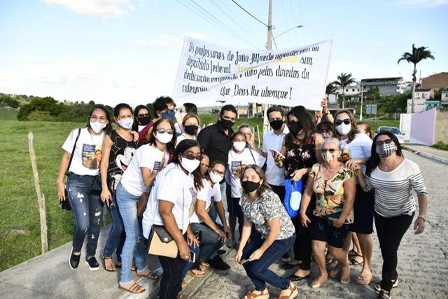 Professores de João Alfredo homenageiam Fernando Rodolfo