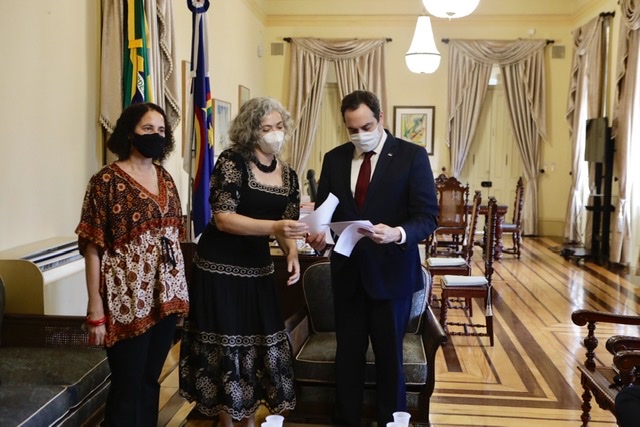 Governador recebe vereadora agredida por policiais militares