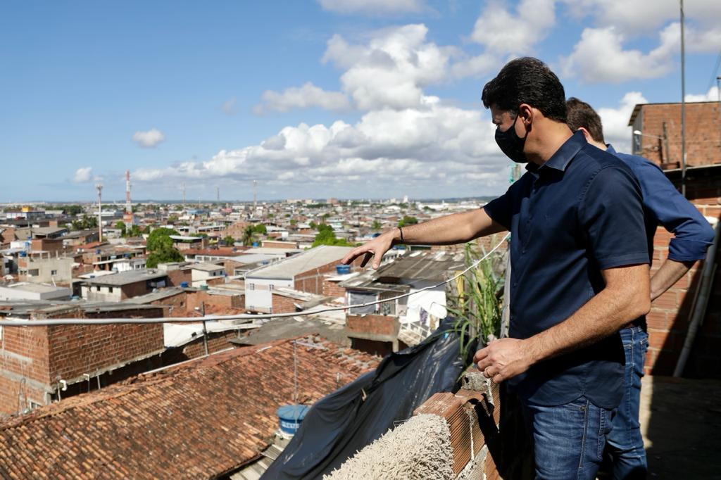 Anderson Ferreira acompanha construção de muro de contenção
