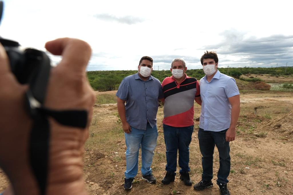 Antonio Coelho inspeciona obras em barragem de Cabrobó