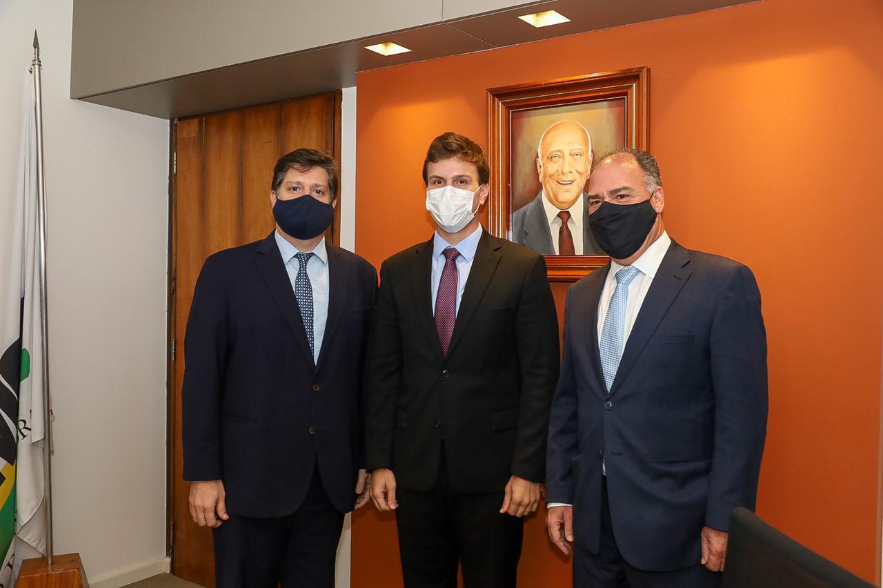 Miguel Coelho discute os caminhos do MDB com Baleia Rossi