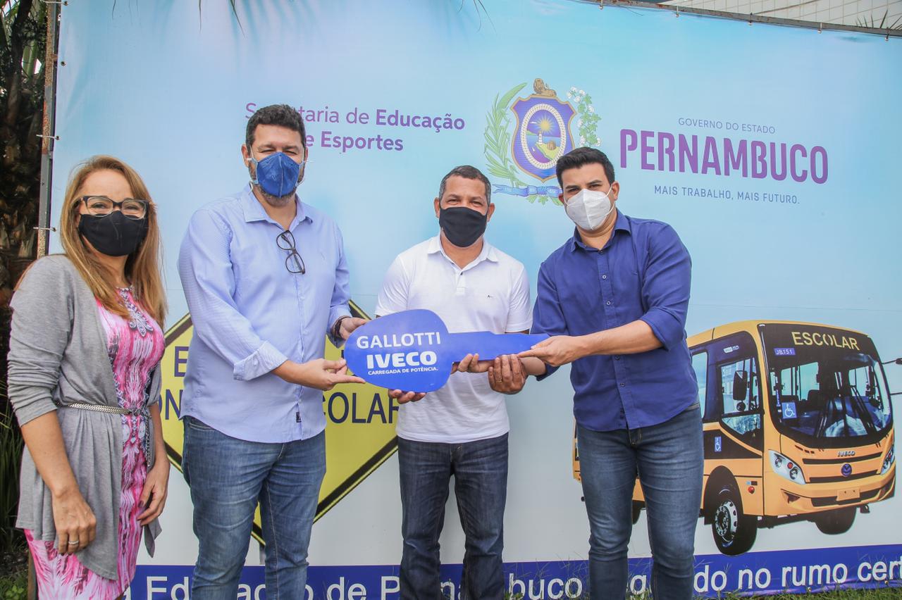 Prefeitura do Cabo recebe mais dois ônibus de transporte escolar