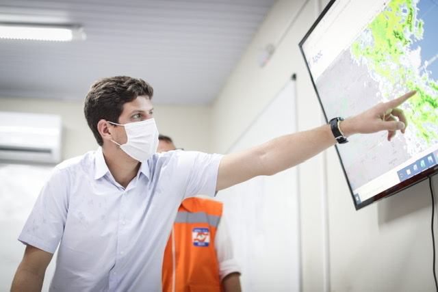 João Campos monitora impacto das fortes chuvas do Recife