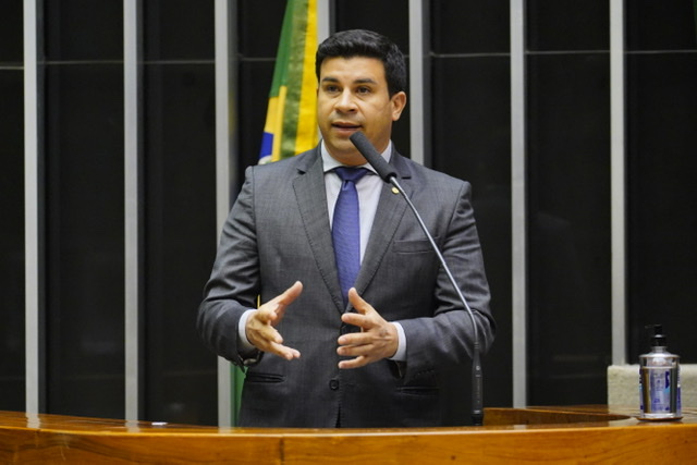 Carlos Veras pede que profissionais de educação recebam vacinação contra a gripe