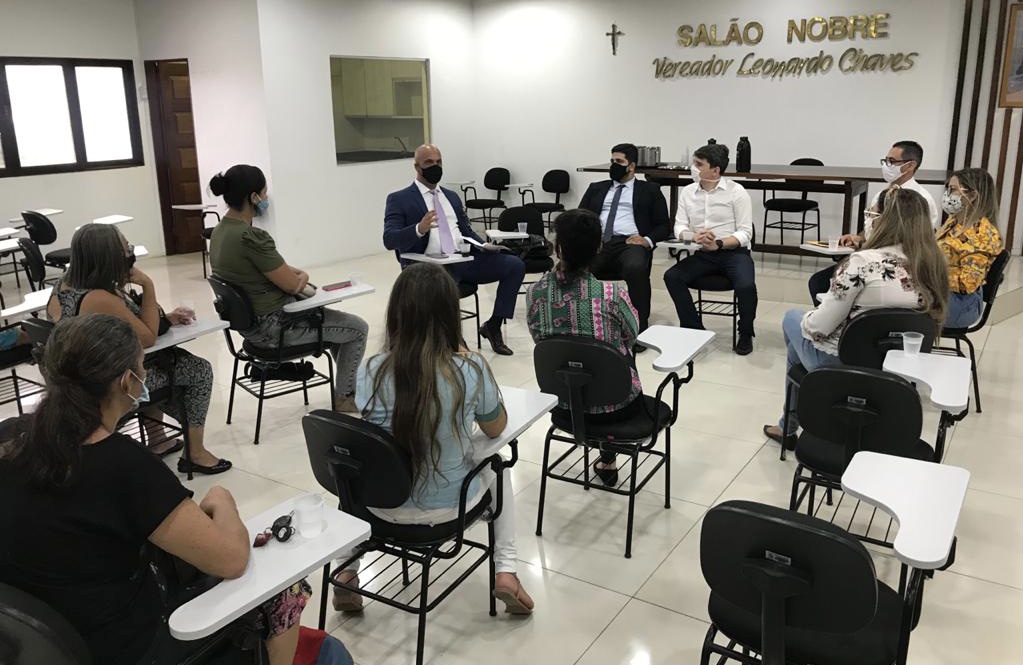 Vereador reúne secretário e protetoras para discutir problemas relacionados à AME Animal