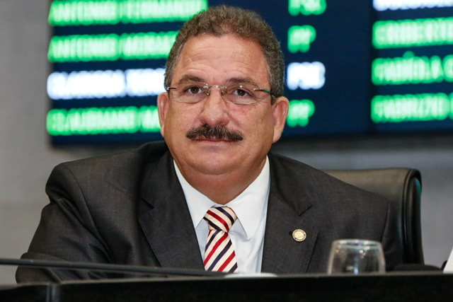 Eriberto Medeiros lamenta violência policial em ato no Recife