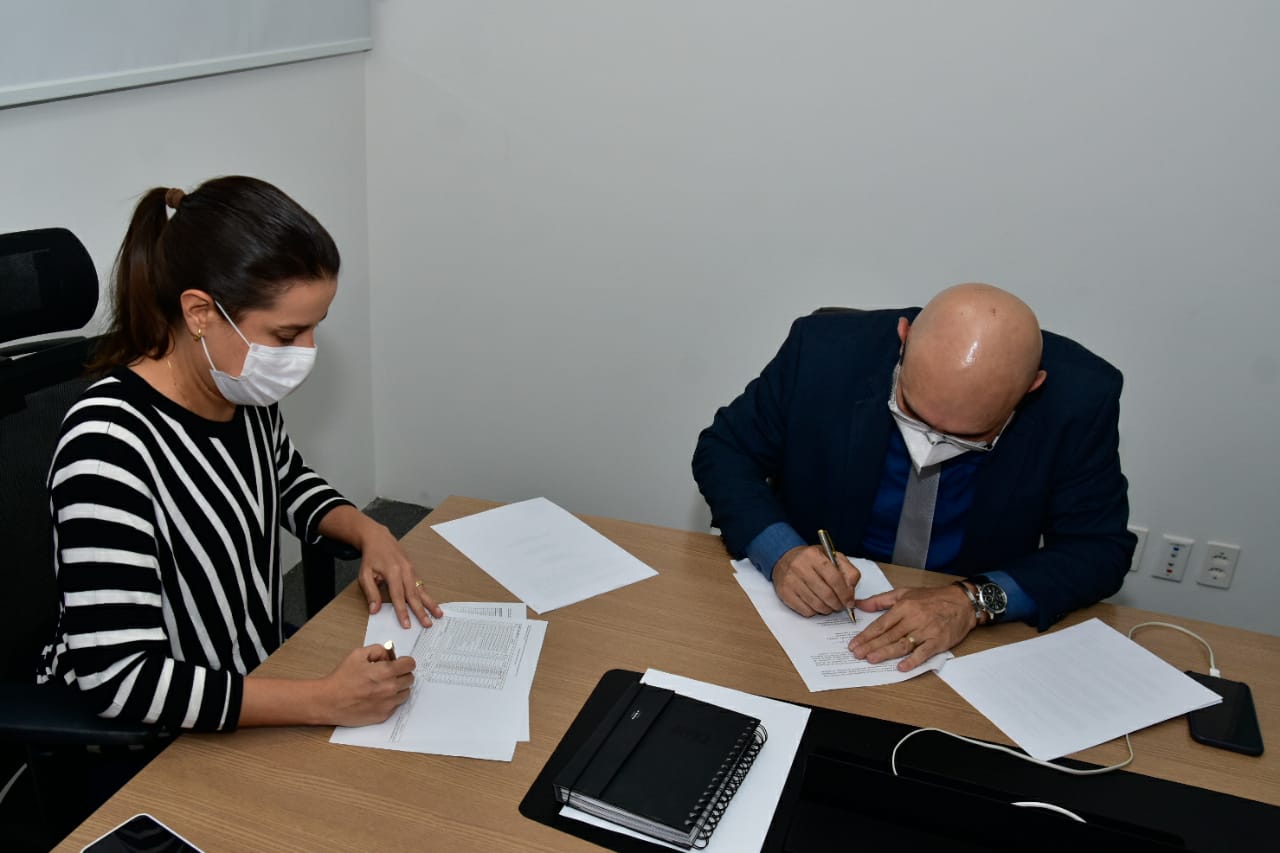 Raquel Lyra assina convênio com a UFPE para monitoramento de variantes na região