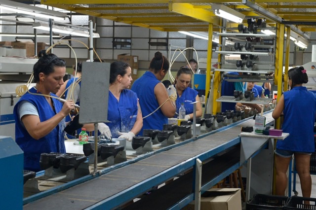 Indústria volta a recuperar estoques em abril, aponta CNI