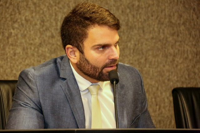 Gustavo Gouveia protocola denúncia contra Compesa no MPPE