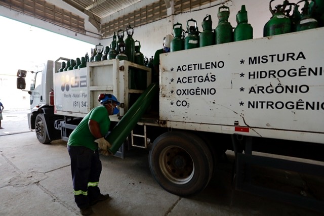 Governador supervisiona primeiro dia de funcionamento da central emergencial de oxigênio