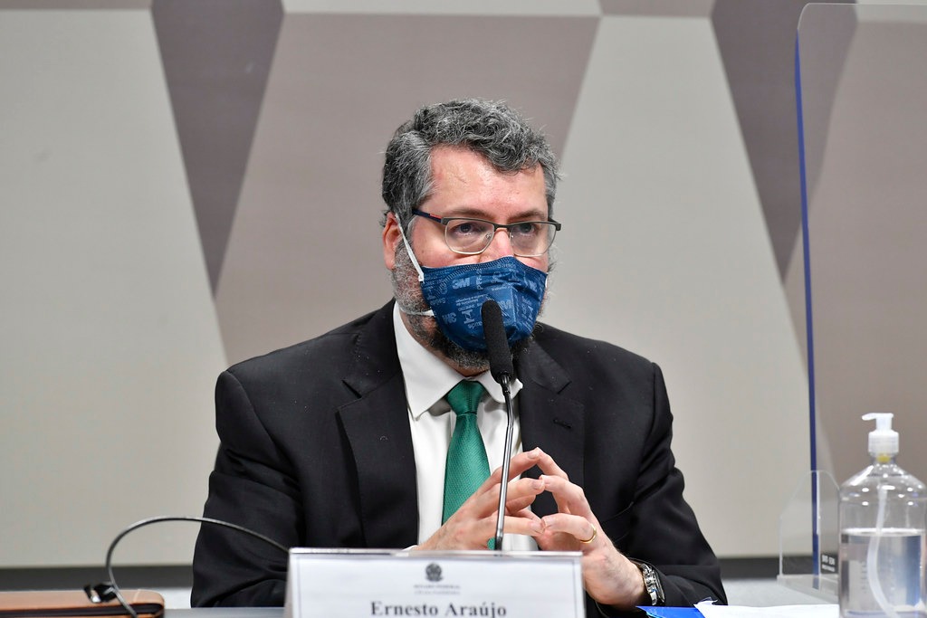 Cenário Político: jogado aos leões