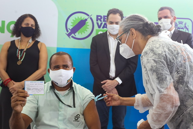 Pernambuco inicia vacinação dos trabalhadores da educação e do transporte público