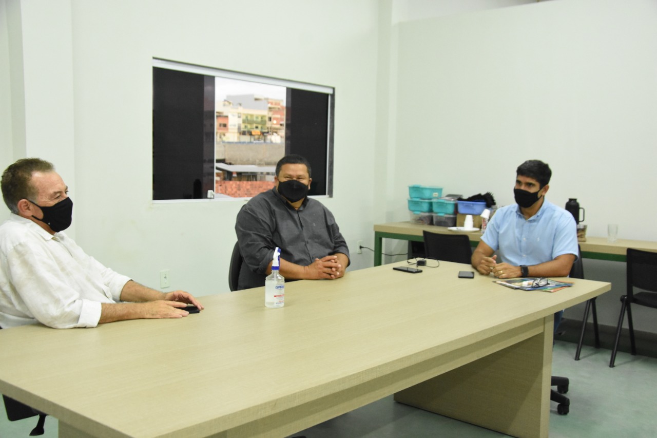 Lessa analisa restrições com representantes do Polo Têxtil