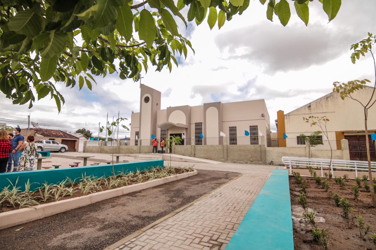 Após requalificação, praça na Vila Kennedy é entregue em Caruaru
