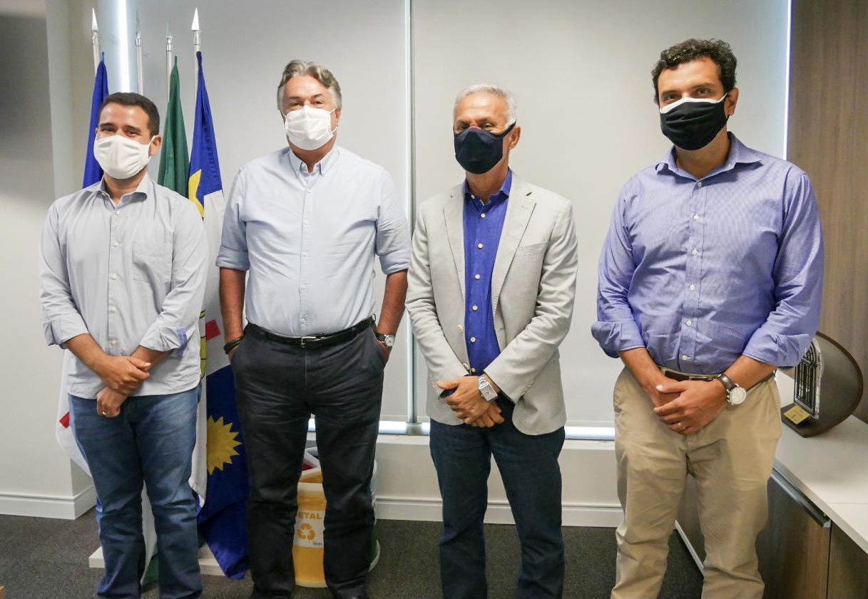 Joaquim Lira acompanha prefeito de Vitória em visita à Copergás