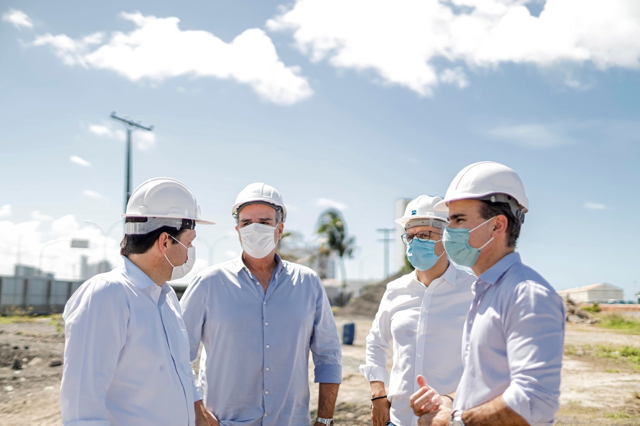 Geraldo Julio visita obras do Porto Novo Recife