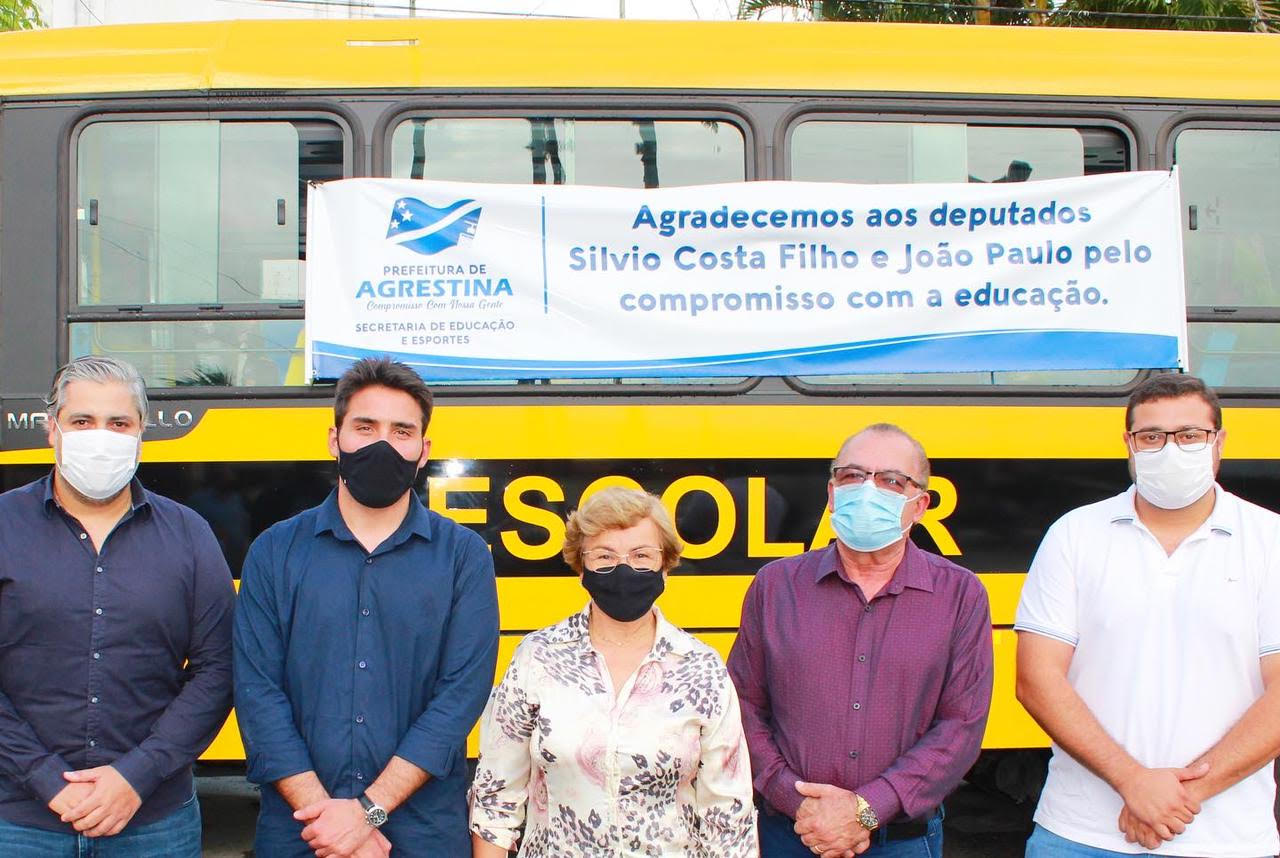 João Paulo Costa participa de entrega de ônibus escolar em Agrestina