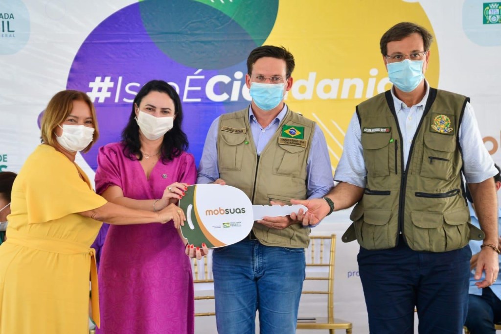 Nadegi assegura microônibus para assistência social de Camaragibe