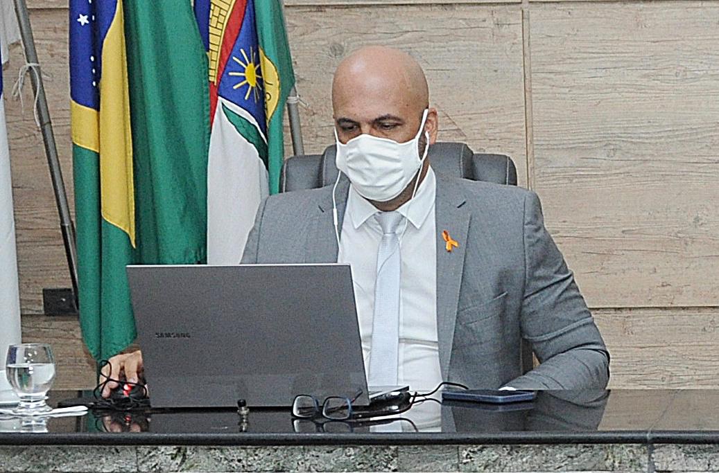 Após polêmica, vereador retifica requerimento sobre estátuas