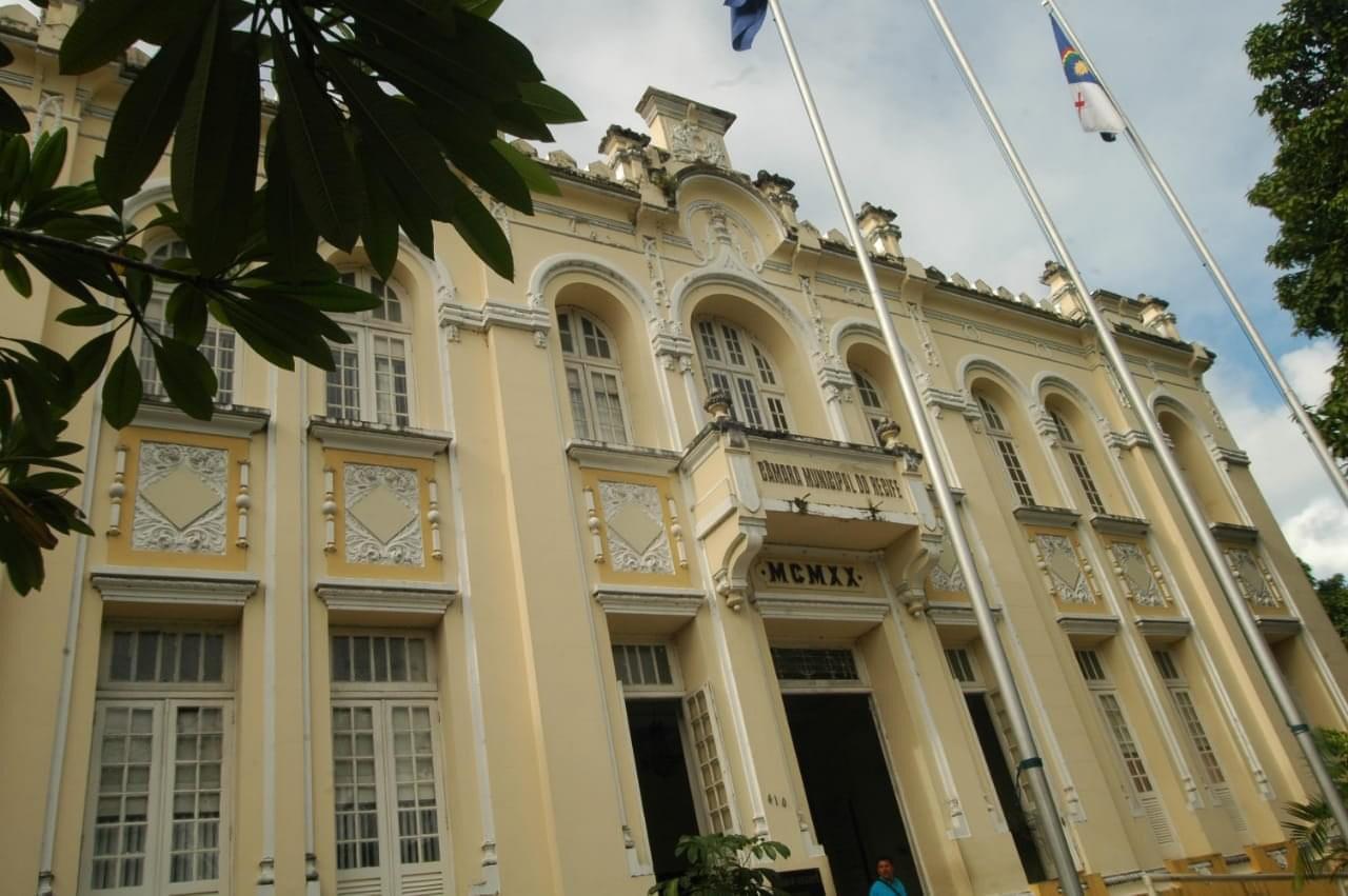 Vereador formaliza representação contra Liana Cirne por suposta quebra de decoro