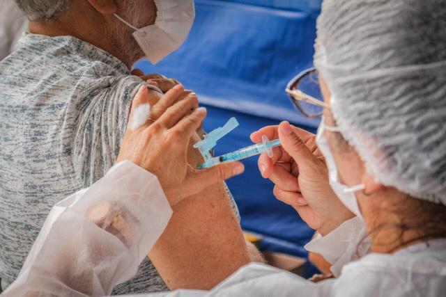 Caruaru avança vacinação para pessoas a partir de 55 anos