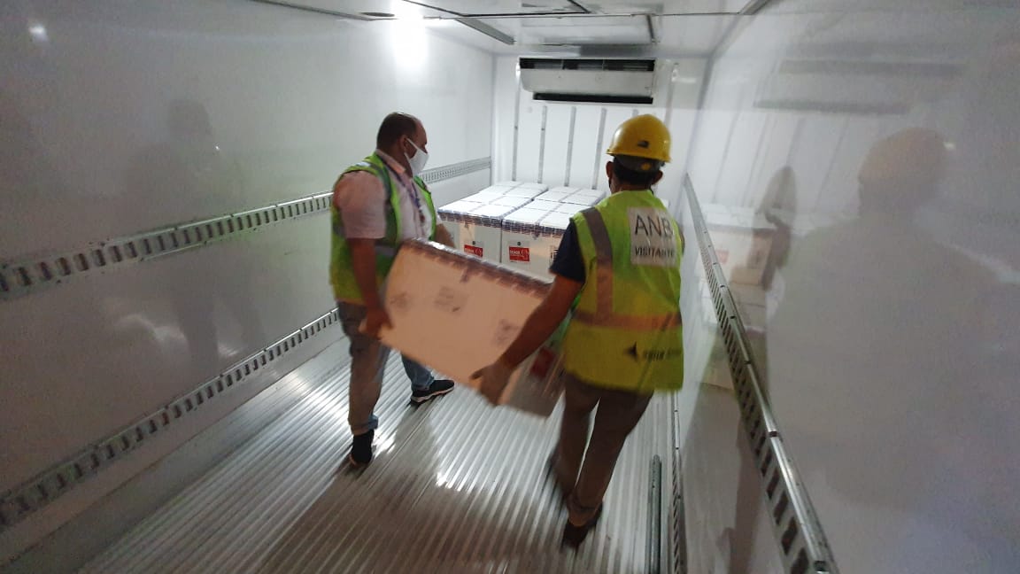 Mais de 150 mil doses da AstraZeneca chegam a Pernambuco