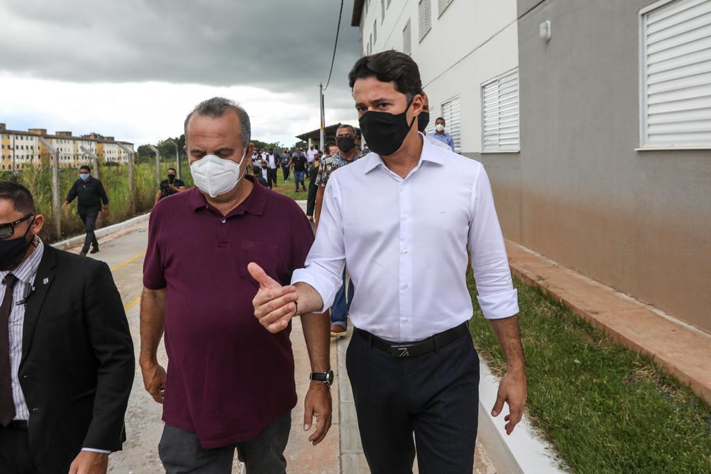 Anderson entrega residencial na companhia de ministro