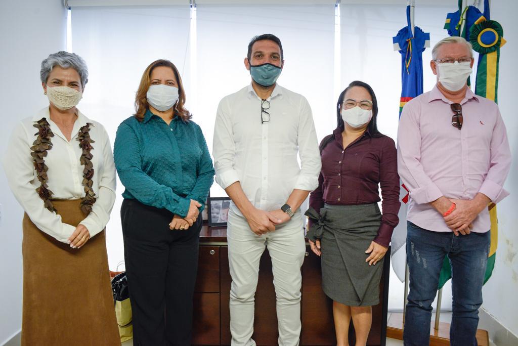 Prefeita Célia Sales recebe prefeito do Balneário de Piçarras