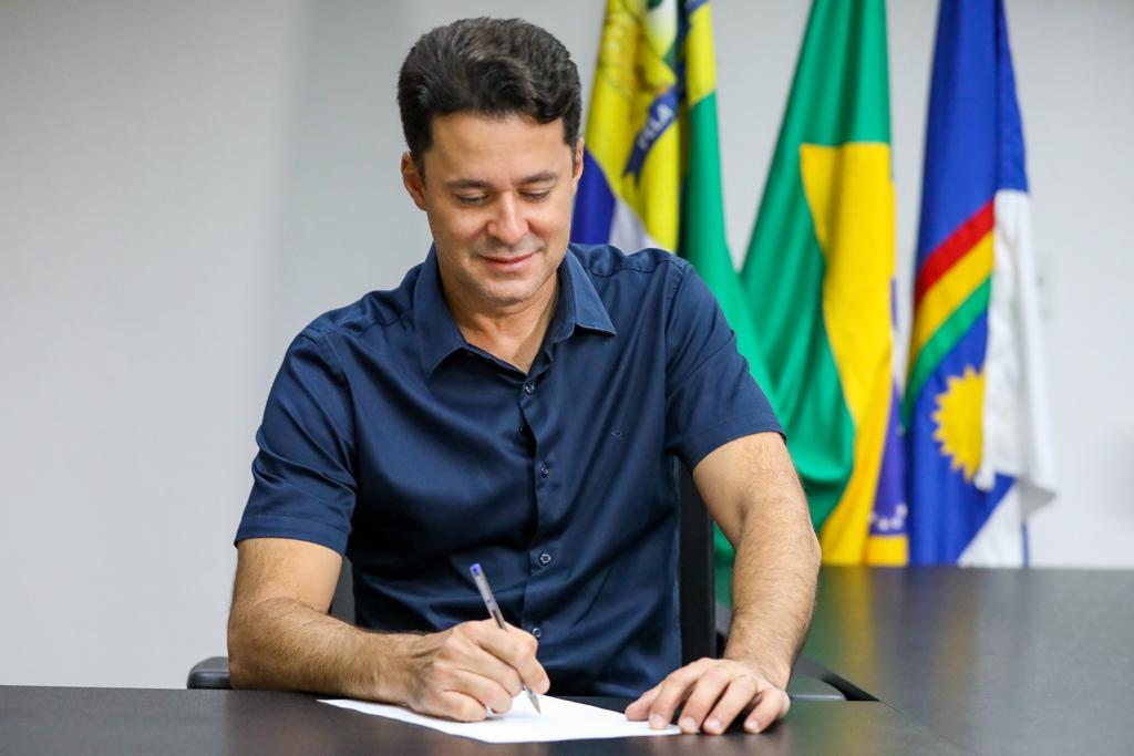Anderson Ferreira antecipa salários de servidores do Jaboatão