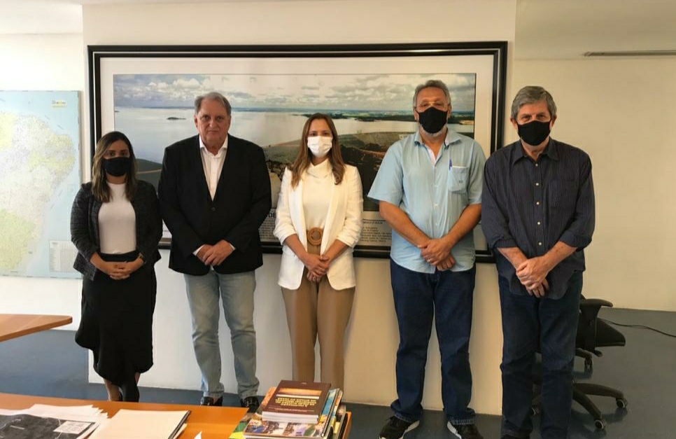 Governo de Pernambuco trata de obras hídricas em agenda no Ceará