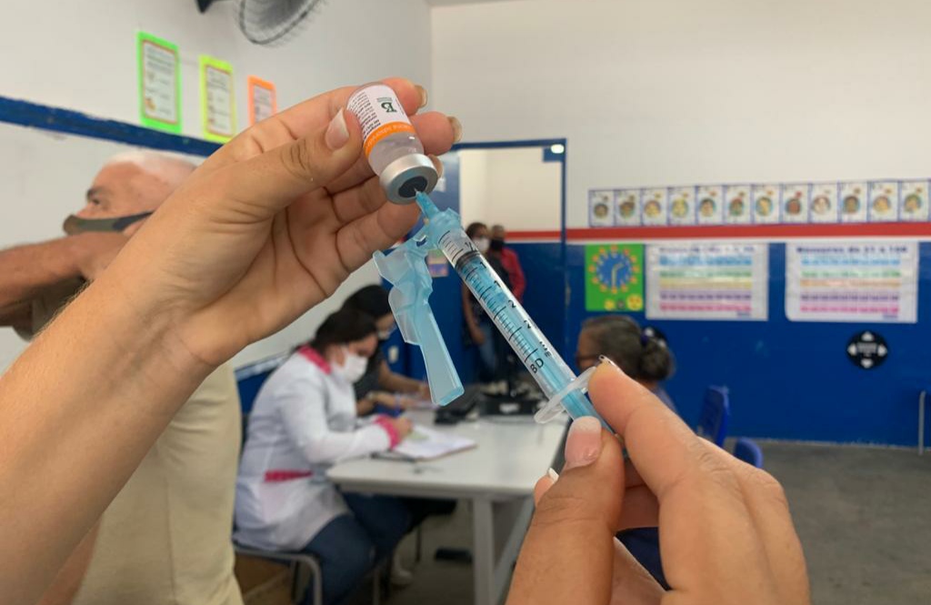 Vitória vacina 2.300 pessoas em mutirão da CoronaVac