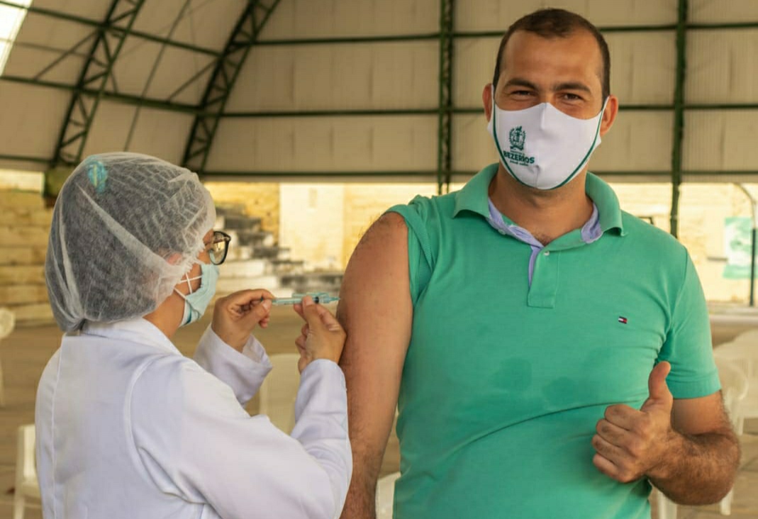 Bezerros inicia vacinação de pessoas a partir dos 43 anos