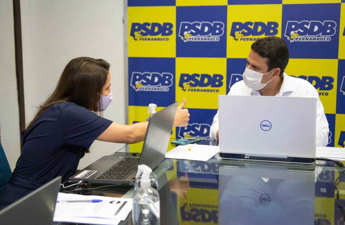 Bruno Araújo e Raquel Lyra registram aniversário do PSDB