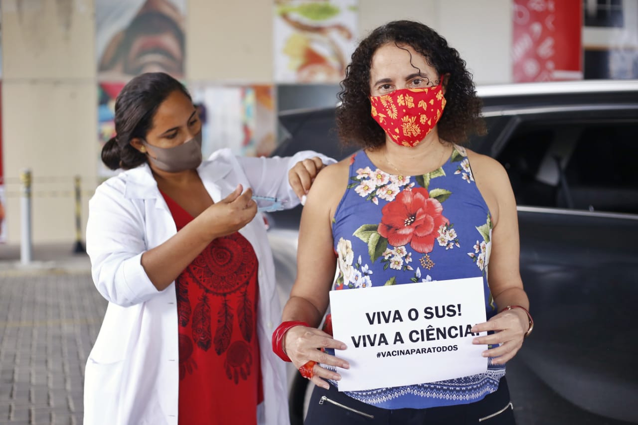 Luciana Santos recebe vacina e homenageia o SUS