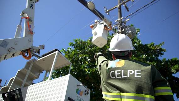 Celpe remove instalações de internet irregulares no Cabo