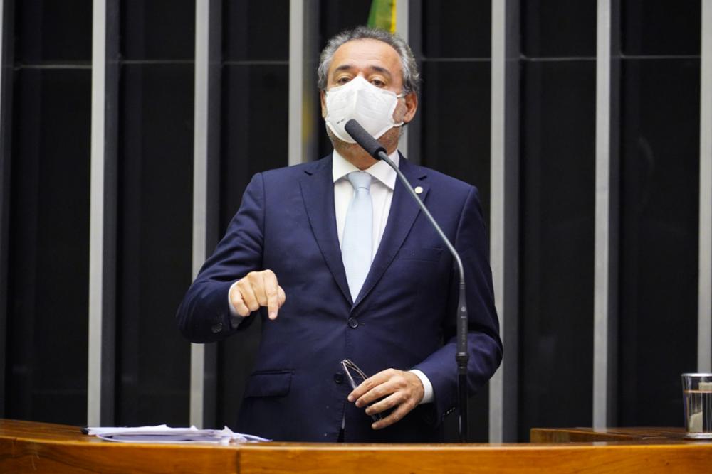 Deputado apresenta emenda para tornar professor carreira de Estado