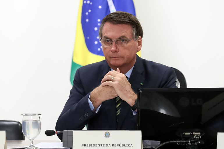 Bolsonaro tem obstrução intestinal e será levado para São Paulo