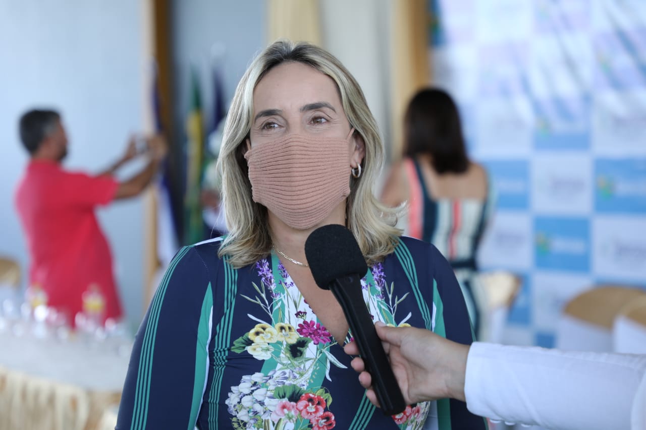 Alessandra Vieira participa de inauguração de escola em Quixaba