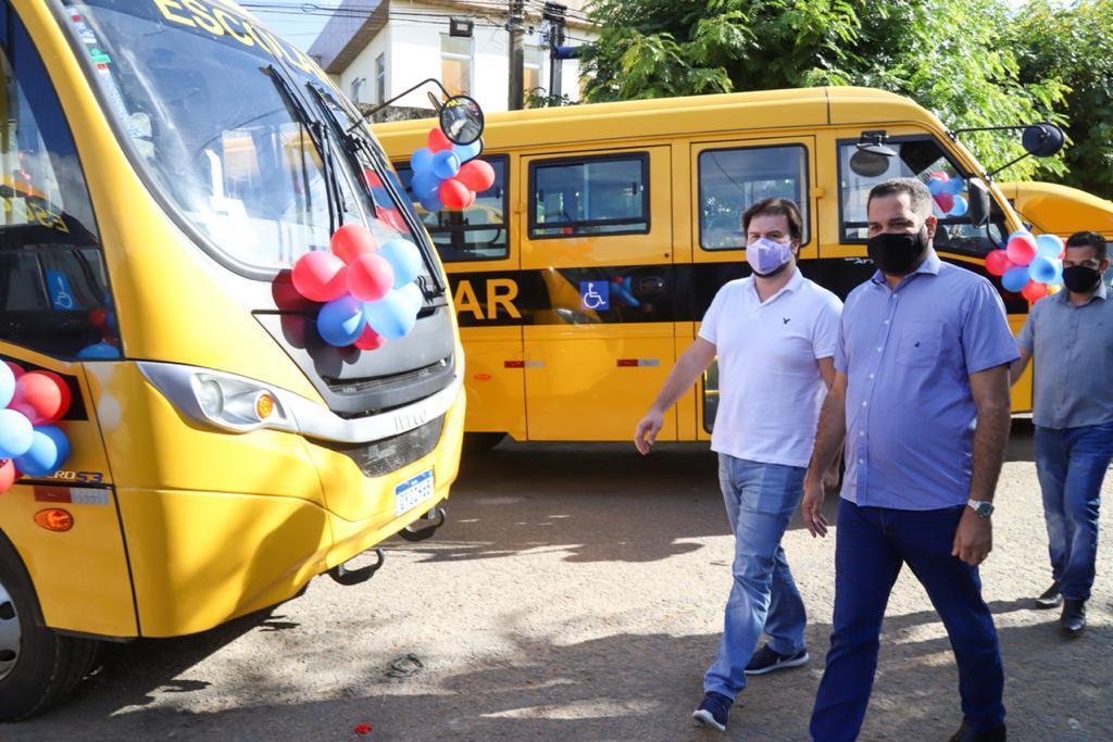 Fernando Filho entrega ônibus escolares em Feira Nova