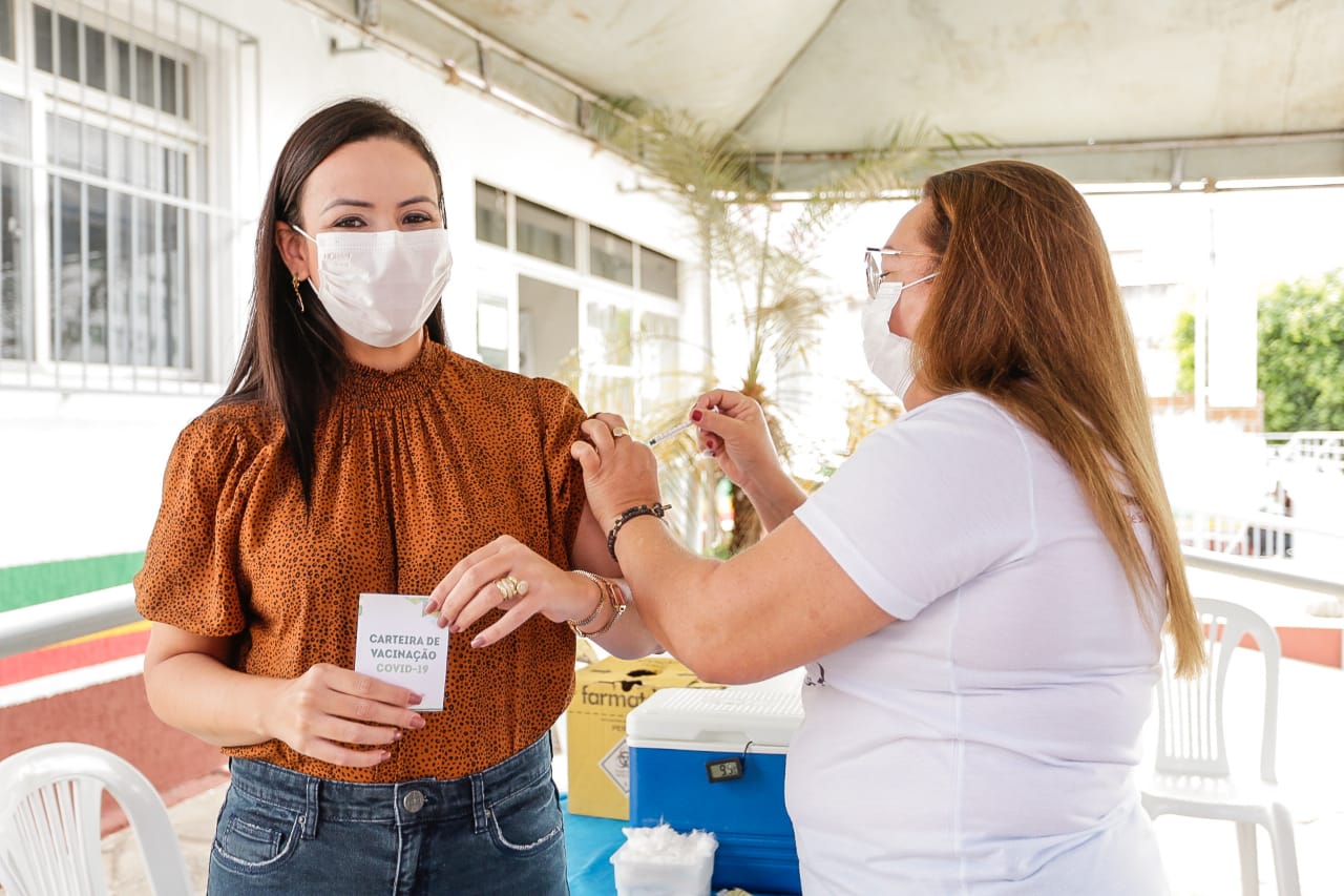 Márcia Conrado recebe primeira dose contra Covid-19