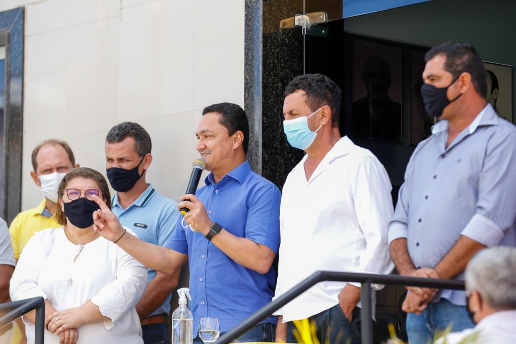 André Ferreira entrega retroescavadeira em Santa Maria do Cambucá