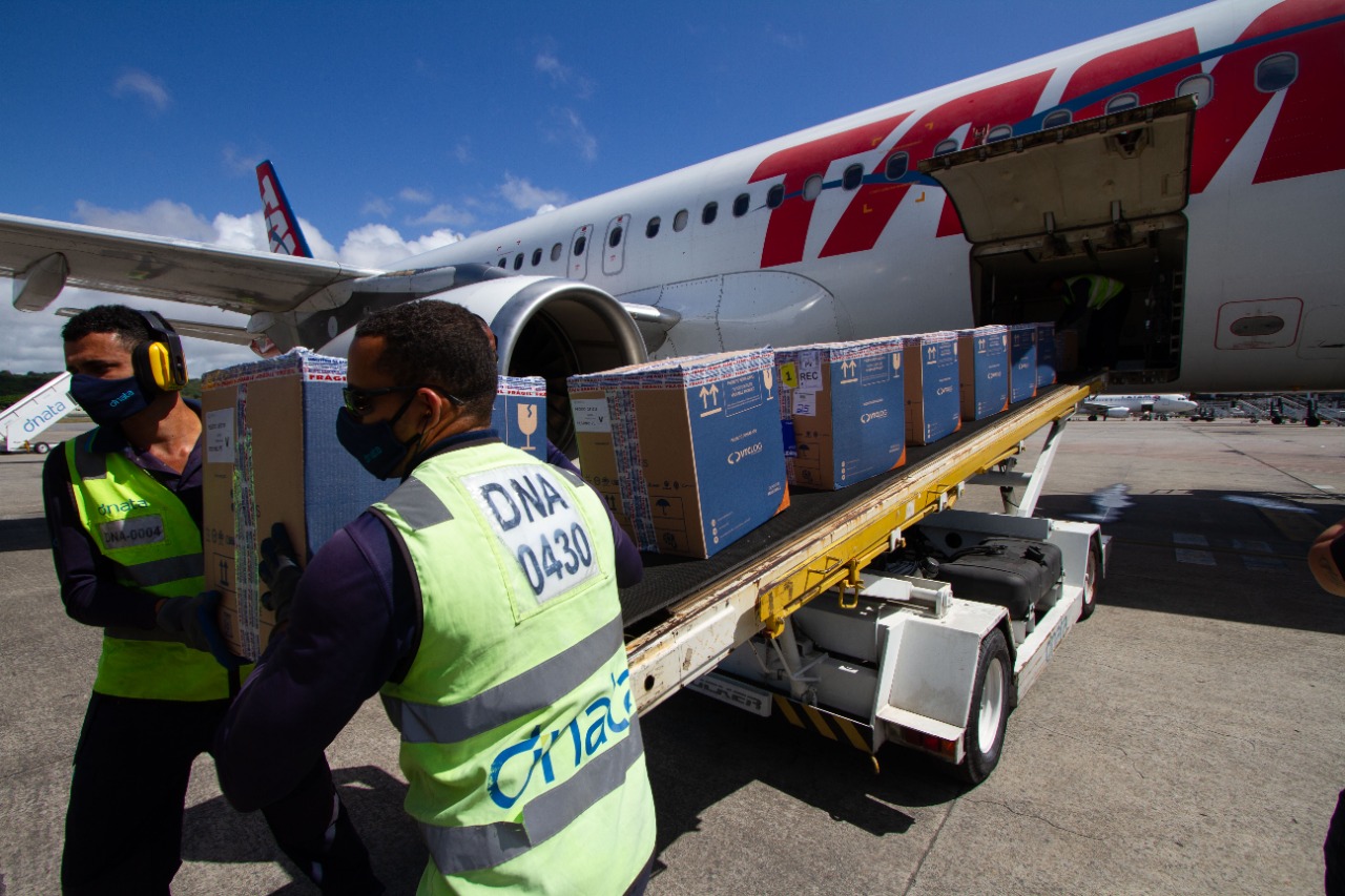 Pernambuco recebe novas doses de vacinas da Pfizer e CoronaVac