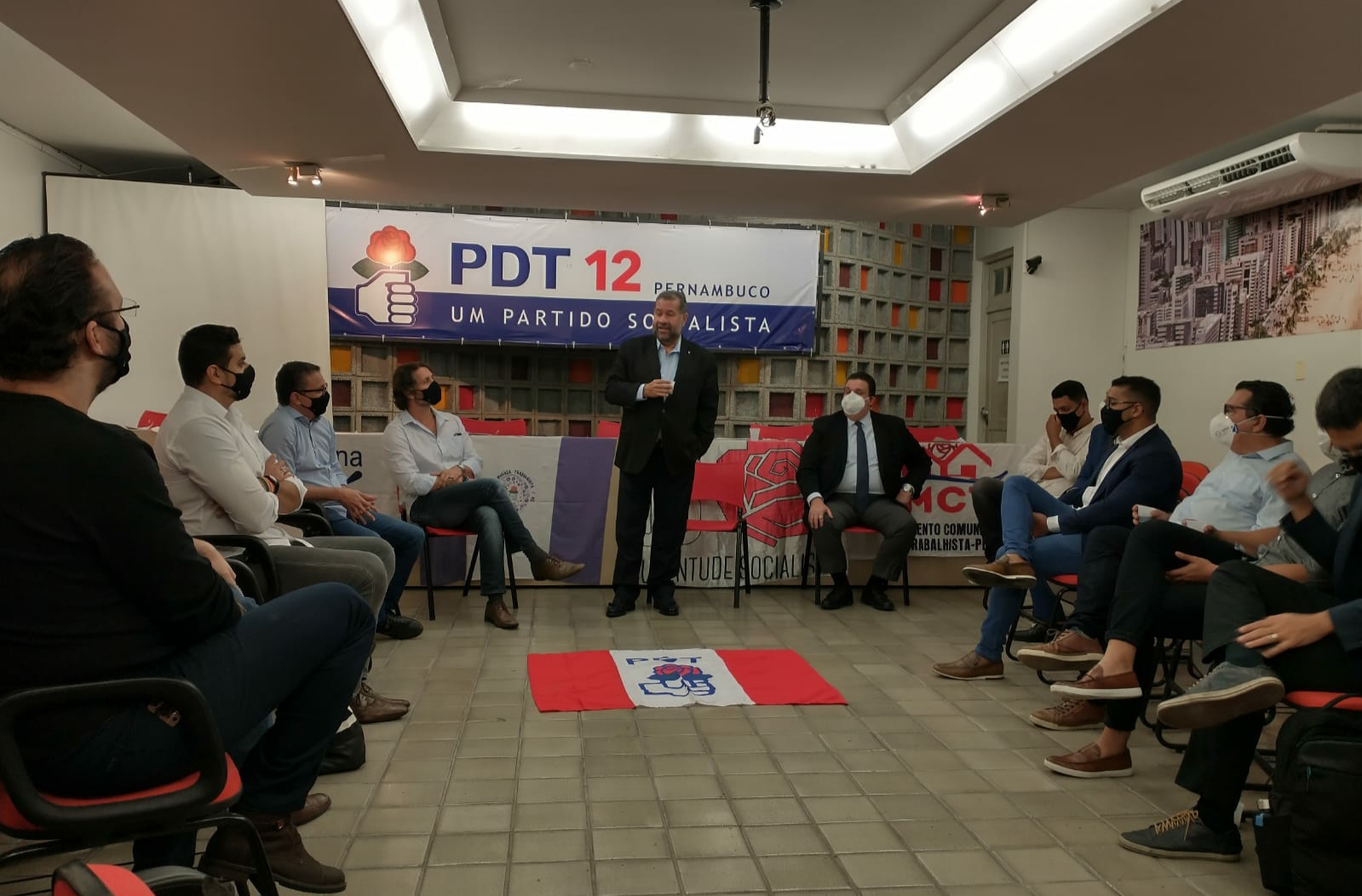 Carlos Lupi participa de reunião com dirigentes do PDT