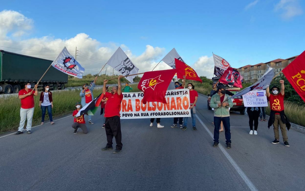 Em Caruaru, manifestantes bloqueiam trecho da BR-232