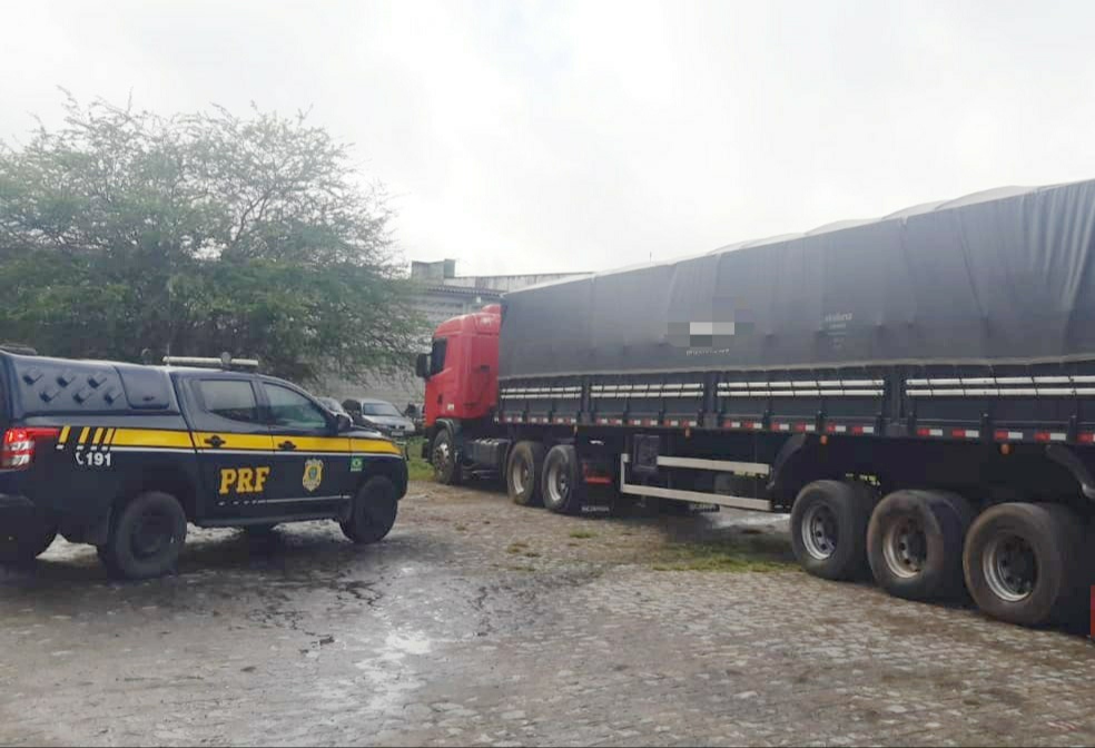 Caminhão com 41 m³ de madeira irregular é retido em São Caetano