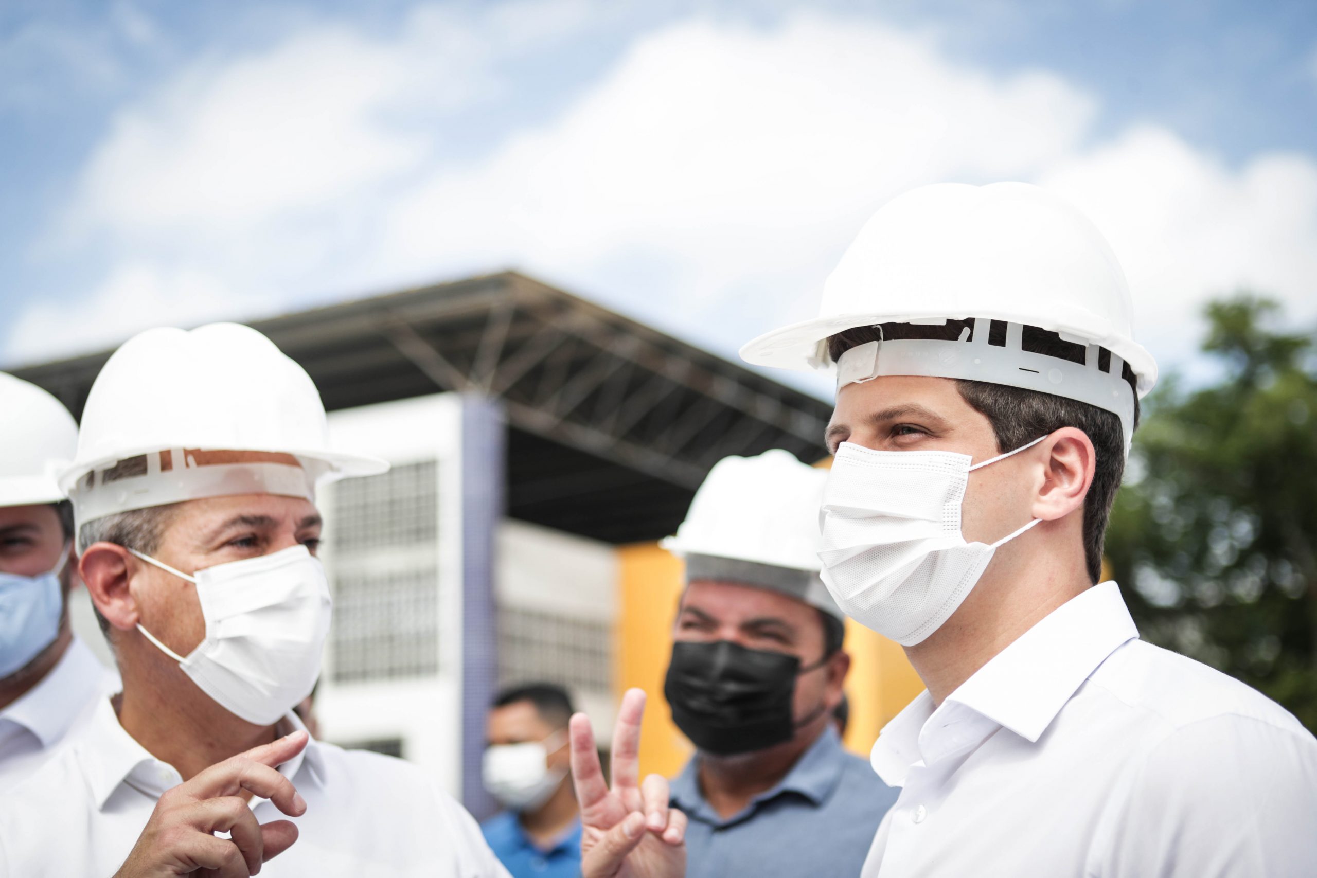 João Campos acompanha obras de Escola Municipal de Referência