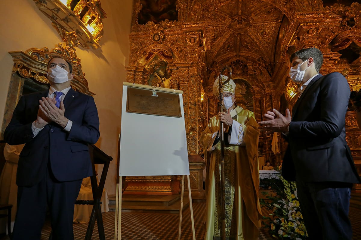 Paulo participa de missa de reabertura da Igreja de Conceição dos Militares